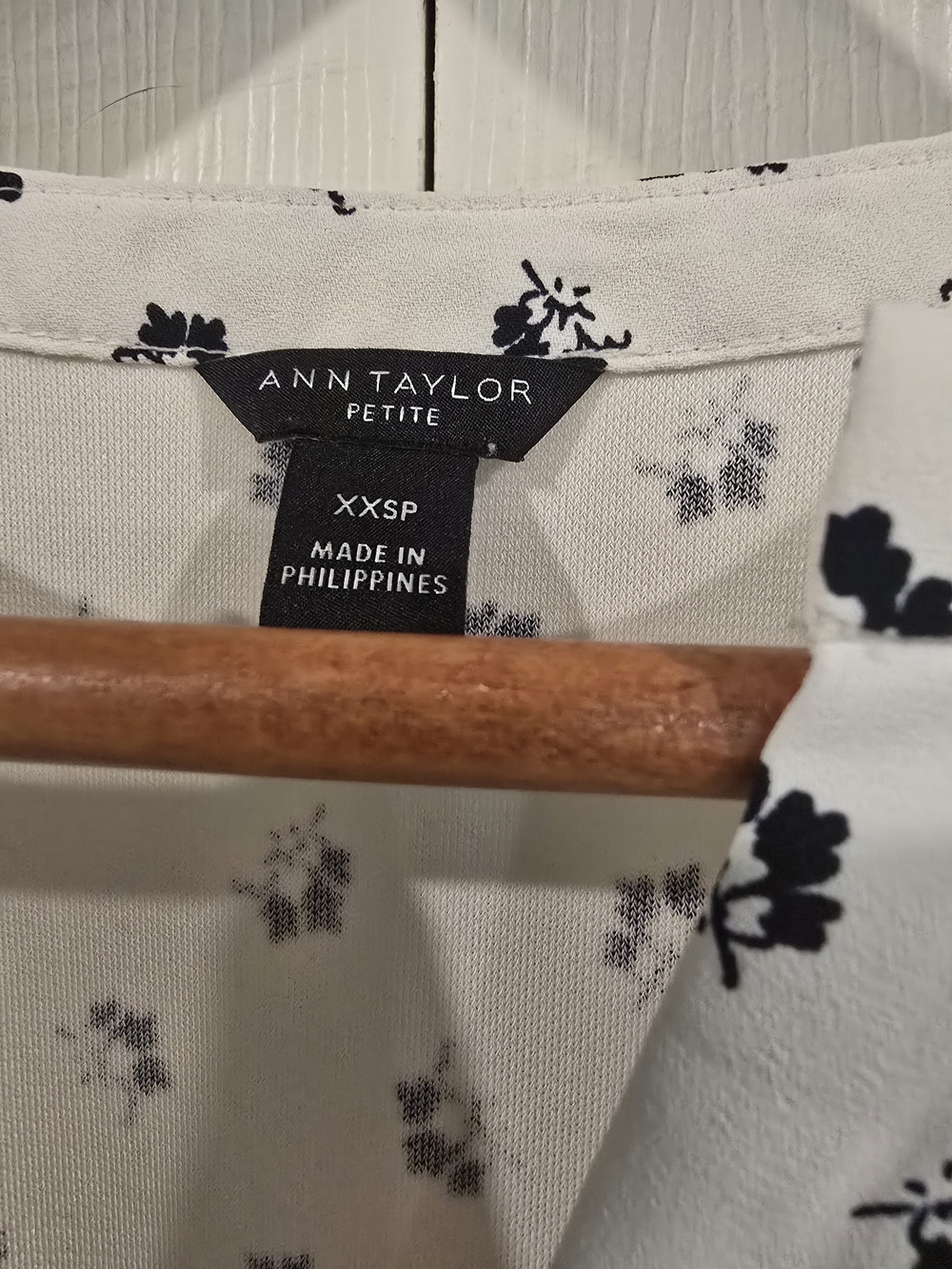 Ann Taylor White Sleeveless Blouse with Deep Navy Floral Motif - Picture 3 of 4